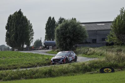 Hayden Paddon ongewilde leider na een bewogen openingsavond