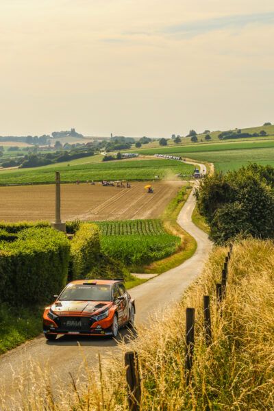 Cédric Cherain opent de wedstrijd met de Porsche 992 Rally GT
